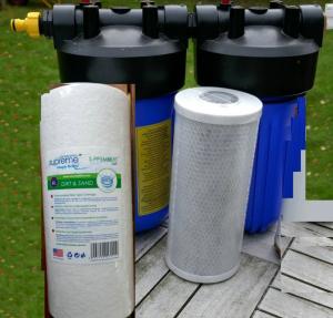2 filterhuse BB10, 1'' gevind: 1 sedimentfilter og 1 kulblokfilter. Vandskifte